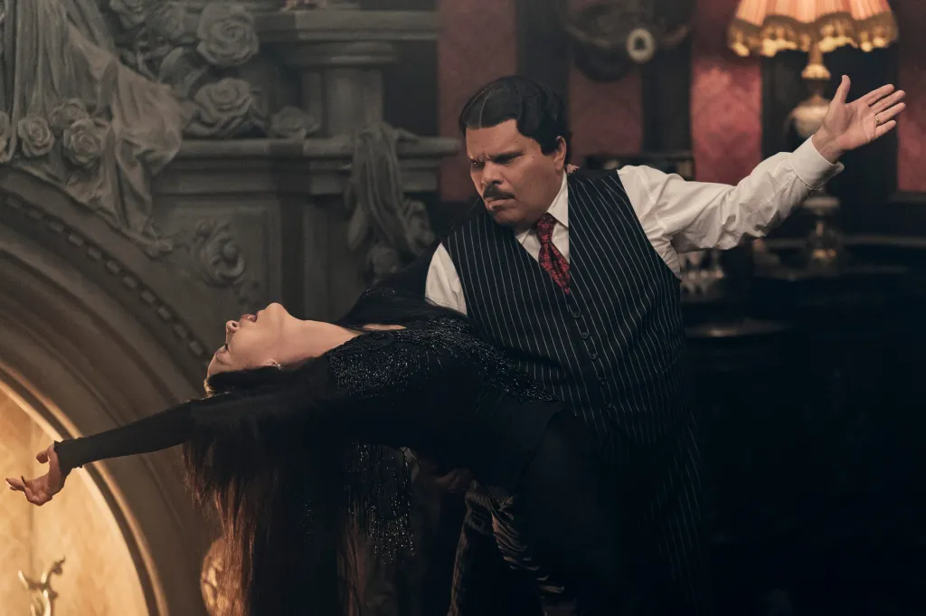 گومز آدامز (با بازی لوئیس گازمن)