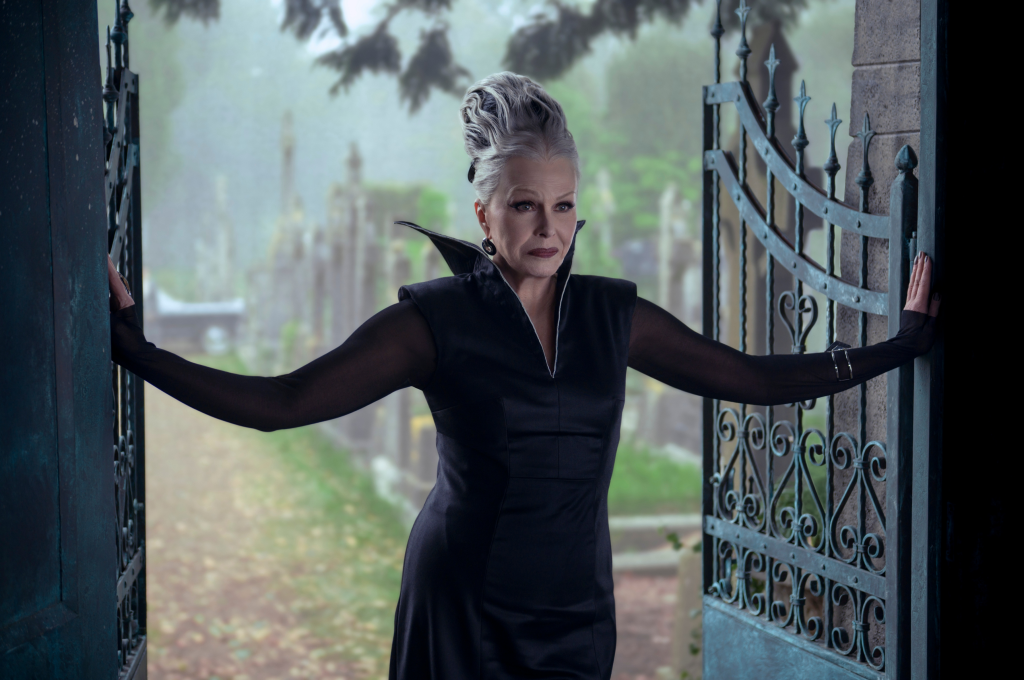 مادربزرگ هستر فرامپ (با بازی جوانا لاملی)