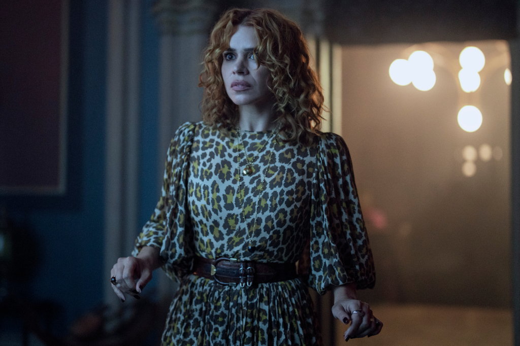 خانم کاپری (با بازی بیلی پایپر)