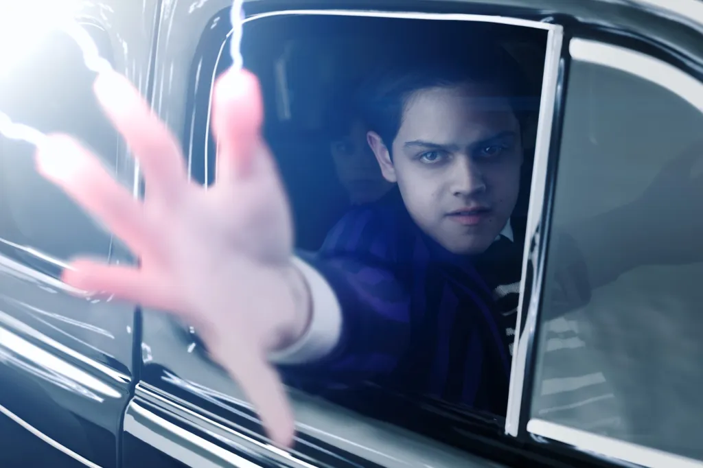 پاگزلی آدامز (با بازی آیزاک اردونز) - بازیگران فصل دوم سریال ونزدی